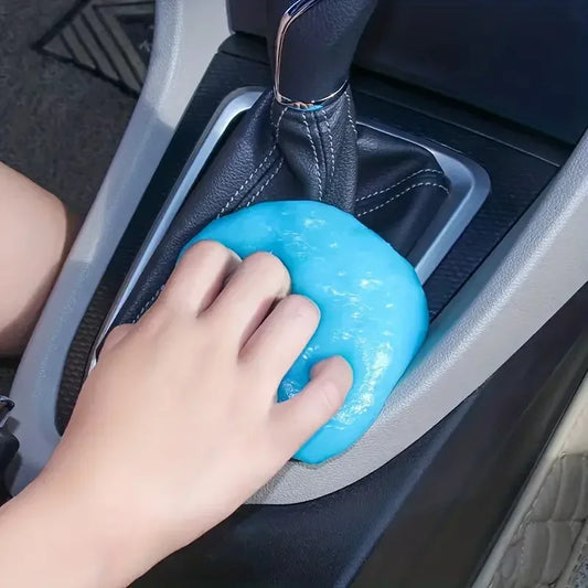 Gel nettoyant magique retirant la poussière d'une aération de voiture