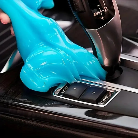 Gel nettoyant magique pour voiture en cours d'utilisation sur le levier de vitesse