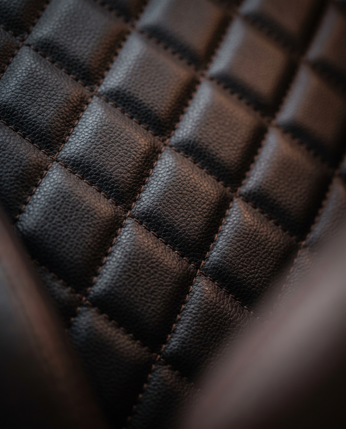 Gros plan sur la texture matelassee du cuir PU